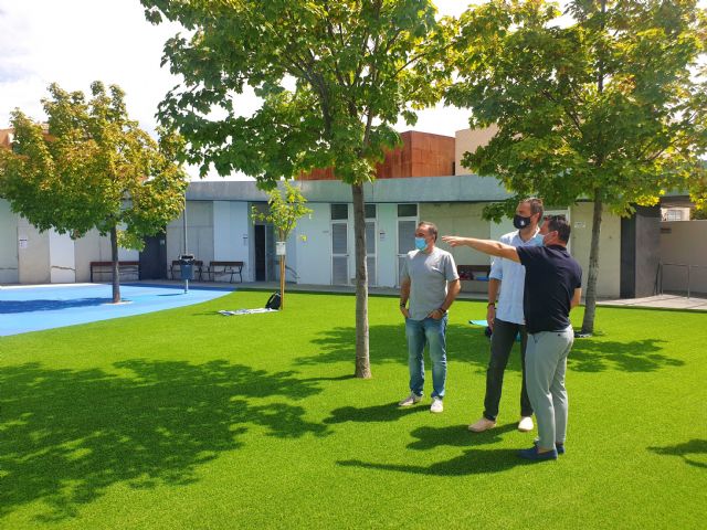 La Concejalía de Deportes mejoró el sombraje, pavimento y ajardinamiento de la piscina municipal de Caravaca - 4, Foto 4