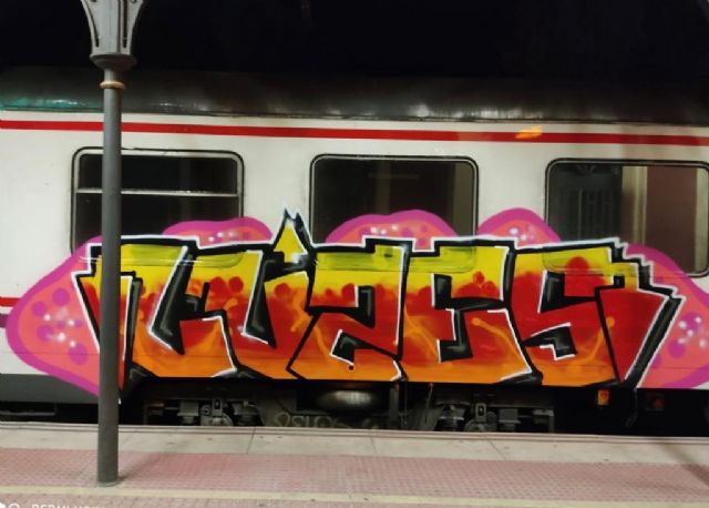 La Policía Local de Lorca detiene a un joven por realizar grafitis en un tren de cercanías de la estación de Sutullena - 2, Foto 2