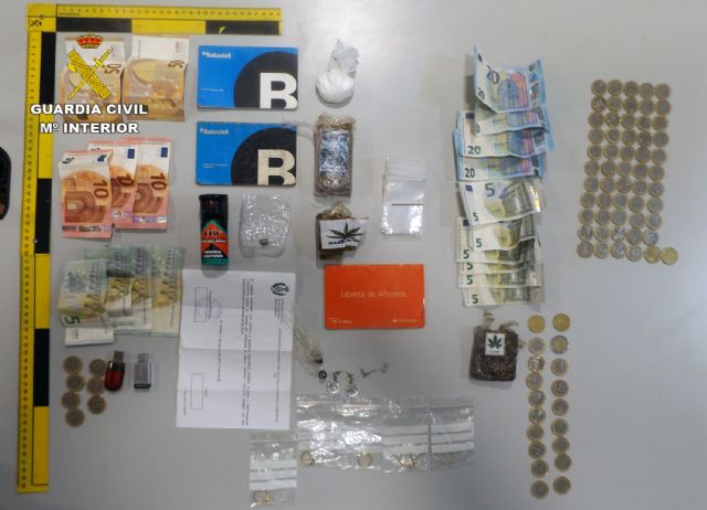 La Guardia Civil desmantela una experta organización criminal dedicada a la venta de múltiples sustancias estupefacientes en Puerto de Mazarrón, Foto 3