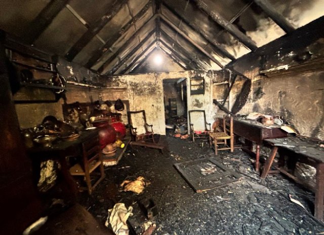 Vox visita la peña la crilla y exige al gobierno municipal la reconstrucción de lo que ha destruído el fuego - 1, Foto 1