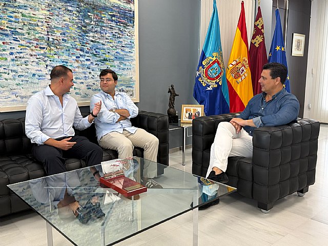 San Javier reconoce el esfuerzo de dos j�venes del municipio que han aprobado la oposici�n a notar�as