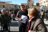 El alcalde y autoridades municipales acuden al punto de firmas instalado en el mercadillo por la plataforma en contra del trazado del AVE a su paso por Totana - 5