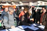 El alcalde y autoridades municipales acuden al punto de firmas instalado en el mercadillo por la plataforma en contra del trazado del AVE a su paso por Totana - 6