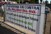 El alcalde y autoridades municipales acuden al punto de firmas instalado en el mercadillo por la plataforma en contra del trazado del AVE a su paso por Totana - 7