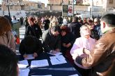 El alcalde y autoridades municipales acuden al punto de firmas instalado en el mercadillo por la plataforma en contra del trazado del AVE a su paso por Totana - 22