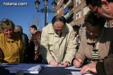 El alcalde y autoridades municipales acuden al punto de firmas instalado en el mercadillo por la plataforma en contra del trazado del AVE a su paso por Totana - 24