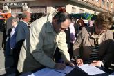 El alcalde y autoridades municipales acuden al punto de firmas instalado en el mercadillo por la plataforma en contra del trazado del AVE a su paso por Totana - 25