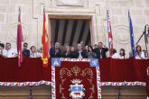 El delegado del Gobierno, Rafael González Tovar, en el balcón de autoridades del Ayuntamiento  de Caravaca de la Cruz contemplando el desfile de Peñas Caballistas. Foto: Delegación del Gobierno