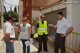 Autoridades municipales visitan las obras de sustitución de aceras, adoquinado y regeneración de servicios en las calles Barranco, Ródenas y Virgen del Castillo - 5