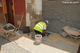Autoridades municipales visitan las obras de sustitución de aceras, adoquinado y regeneración de servicios en las calles Barranco, Ródenas y Virgen del Castillo - 6