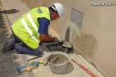 Autoridades municipales visitan las obras de sustitución de aceras, adoquinado y regeneración de servicios en las calles Barranco, Ródenas y Virgen del Castillo - 7