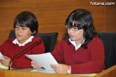 Alumnos de varios centros educativos de Totana alzan su voz y proclaman sus derechos en el salón de plenos del ayuntamiento - 17