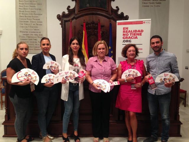 Ayuntamiento y Cruz Roja reparten abanicos y marketing en establecimientos hoteleros durante los días de feria para concienciar a los ciudadanos sobre la discriminación laboral - 1, Foto 1