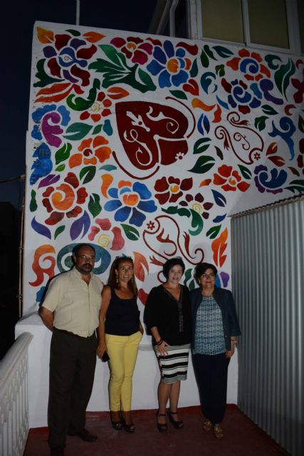 La artista Gelu Pérez dedica un mural a las bordadoras aguileñas - 1, Foto 1