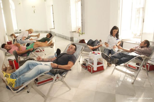 Ayuntamiento, festeros y el centro de Hemodonación animan a donar sangre en la Batalla por la Vida - 1, Foto 1
