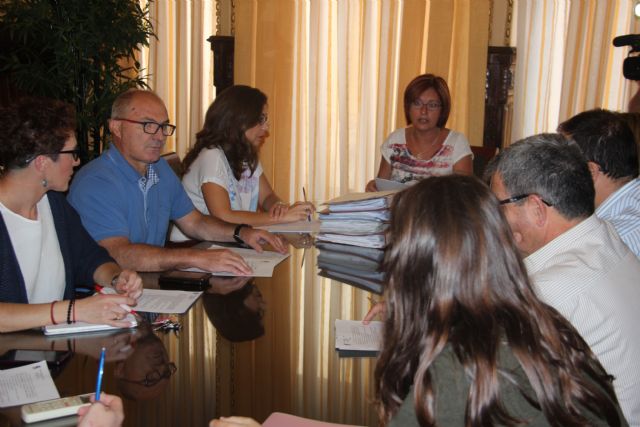 Adjudicada definitivamente por 45.336 euros la pavimentación de la plaza de Los Cipreses - 1, Foto 1