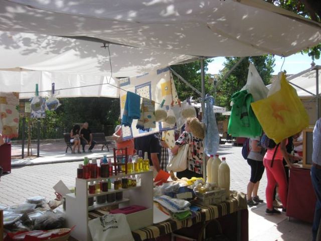 Este domingo se celebró el Mercadillo Artesano de La Santa, adelantado una semana por el Rally Subida La Santa, con la asistencia de numeroso público, Foto 7