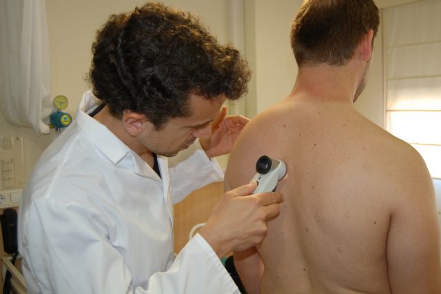 La exposición excesiva al sol hace que la piel sufra un continuo desgaste que no se traduce en bronceado - 2, Foto 2