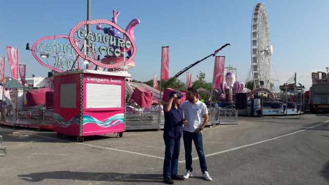 El dispositivo logístico para la Feria y Fiestas engloba 100.000 bombillas led, 55 proyectores, 4 transformadores eléctricos, 8 escenarios, 12.000 sillas, 11 casetas y 22 carpas - 1, Foto 1