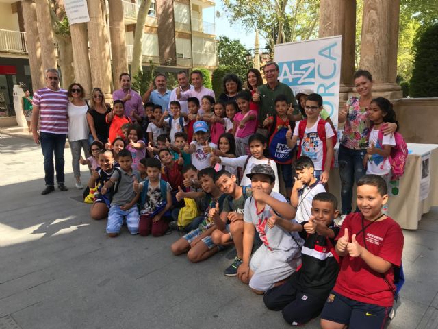 Alzheimer Lorca y el colegio San Cristóbal conmemoran el Día Mundial del Alzheimer con una campaña informativa para concienciar a los lorquinos sobre la enfermedad - 1, Foto 1