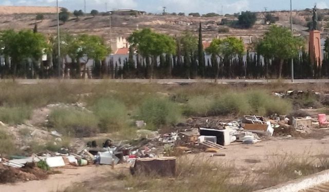 Ahora Murcia denuncia que la dejadez de Urbanismo y Sanidad hace que los vecinos de Sucina se organicen para limpiar un vertedero ilegal - 2, Foto 2