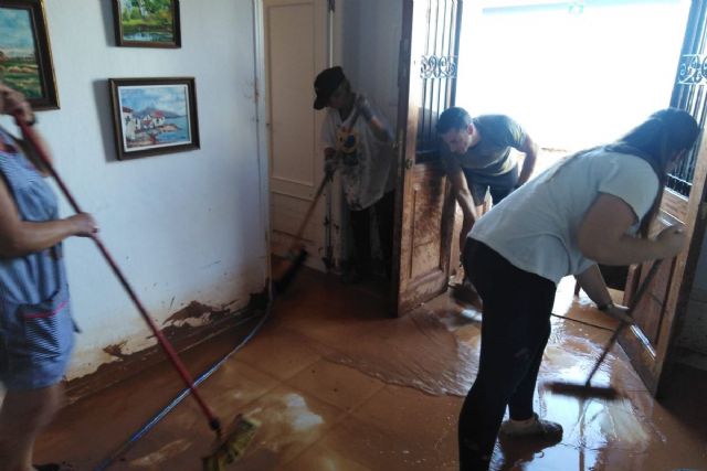 400 voluntarios han colaborado desde el lunes con la limpieza de viviendas en Los Nietos, Los Urrutias y Bahía Bella - 1, Foto 1