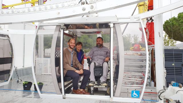 El Ayuntamiento de Lorca establece el acompañamiento gratuito en las atracciones de feria para los niños con diversidad funcional - 1, Foto 1
