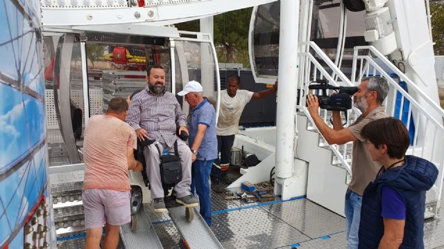 El Ayuntamiento de Lorca establece el acompañamiento gratuito en las atracciones de feria para los niños con diversidad funcional - 2, Foto 2