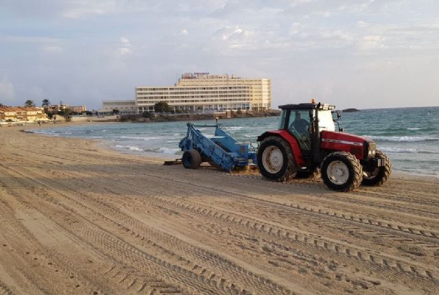 Las playas mediterráneas de La Manga abren tras retirarse los atunes y disipar el mal olor - 1, Foto 1