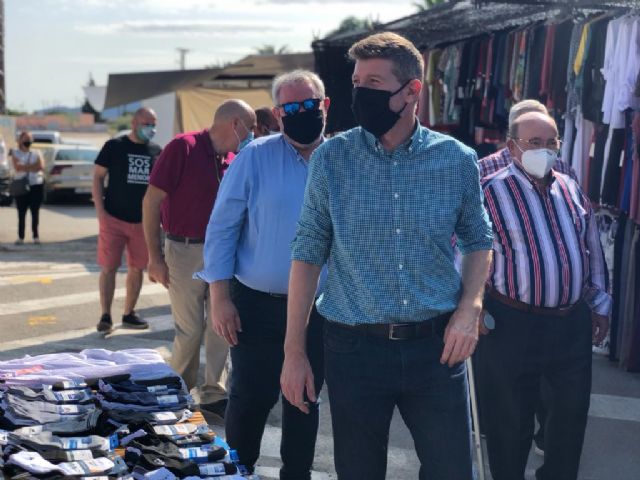 El entorno de La Fica acoge desde hoy los 81 puestos que conforman el nuevo mercado semanal que abrirá los domingos desde las 8 hasta las 13 horas - 2, Foto 2