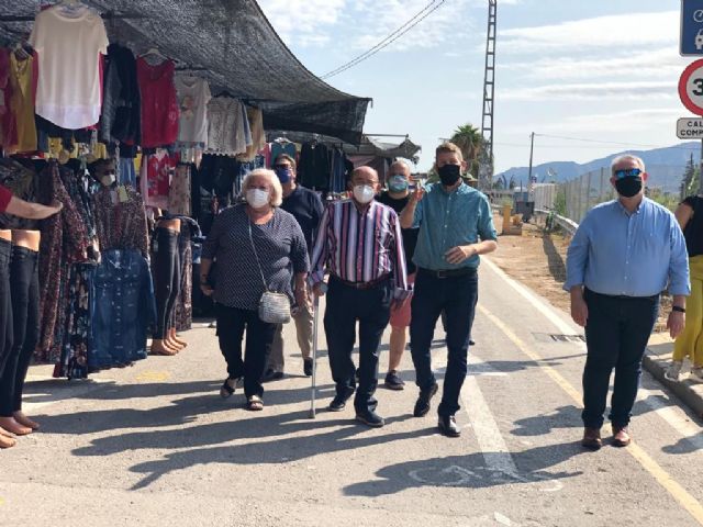 El entorno de La Fica acoge desde hoy los 81 puestos que conforman el nuevo mercado semanal que abrirá los domingos desde las 8 hasta las 13 horas - 3, Foto 3