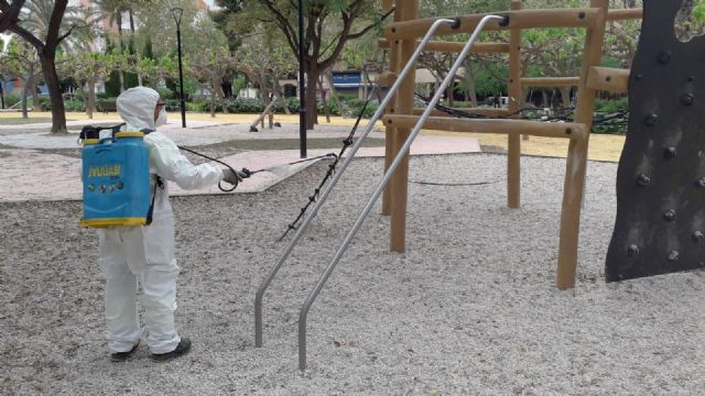 Utilizamos más de 1.200.000 litros de hipoclorito de sodio diluido para limpiar las zonas infantiles del municipio - 1, Foto 1