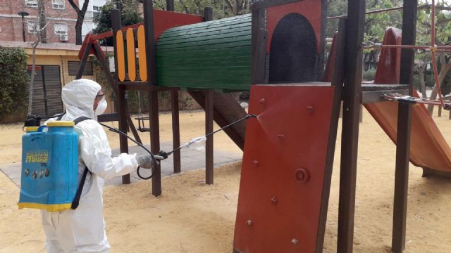 Utilizamos más de 1.200.000 litros de hipoclorito de sodio diluido para limpiar las zonas infantiles del municipio - 2, Foto 2