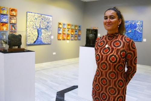 Isabel Garfias inauguró la exposición de pintura y escultura a la que tituló “Belfos del toro mexicano surcan las arenas”, homenaje a Pepe Garfias de los Santos -su padre- en el Excmo. Ateneo de Sevilla; - 2, Foto 2