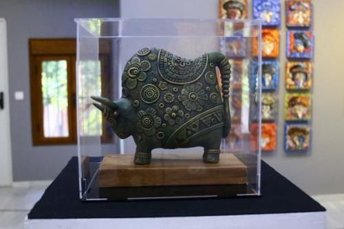 Isabel Garfias inauguró la exposición de pintura y escultura a la que tituló “Belfos del toro mexicano surcan las arenas”, homenaje a Pepe Garfias de los Santos -su padre- en el Excmo. Ateneo de Sevilla; - 3, Foto 3