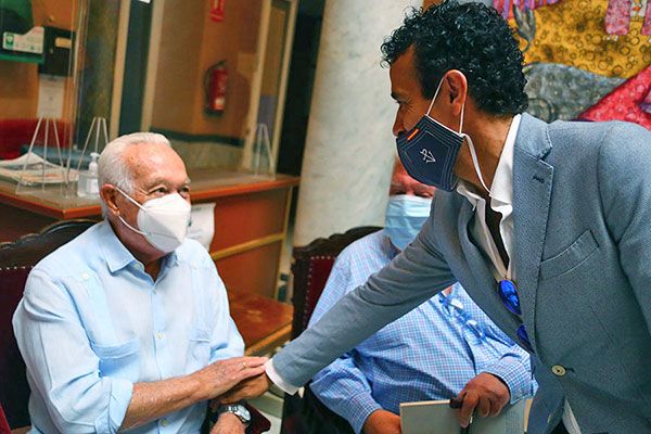 Isabel Garfias inauguró la exposición de pintura y escultura a la que tituló “Belfos del toro mexicano surcan las arenas”, homenaje a Pepe Garfias de los Santos -su padre- en el Excmo. Ateneo de Sevilla; - 4, Foto 4