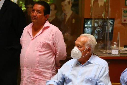 Isabel Garfias inauguró la exposición de pintura y escultura a la que tituló “Belfos del toro mexicano surcan las arenas”, homenaje a Pepe Garfias de los Santos -su padre- en el Excmo. Ateneo de Sevilla; - 5, Foto 5