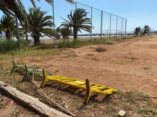 MC preguntará a N. Arroyo qué impide, dos años después, realizar el prometido campo de fútbol playa de Los Urrutias - 1, Foto 1