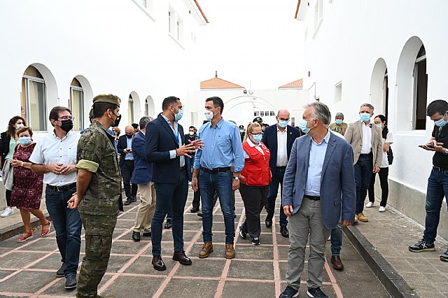 Pedro Sánchez visita el centro de acogida de afectados por la emergencia volcánica en La Palma - 1, Foto 1