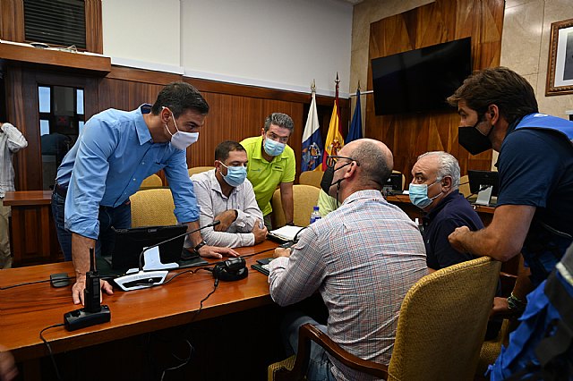 Sánchez traslada el compromiso del Gobierno con la recuperación de las zonas y familias afectadas por la erupción volcánica en La Palma - 2, Foto 2