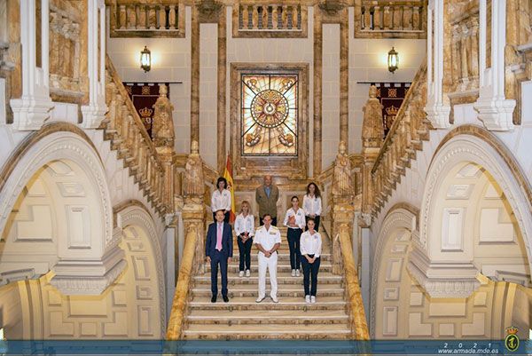 La enseña nacional a las participantes de la 7ª edición del Reto “Pelayo Vida” contra el cáncer de mama en el Museo Naval de Madrid en la sala “Marina Científica” - 1, Foto 1
