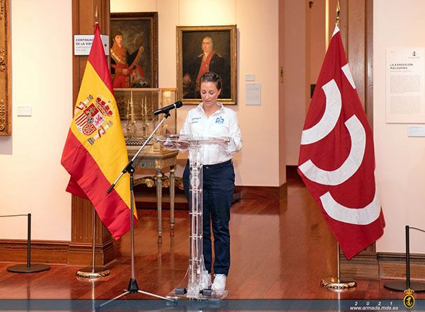 La enseña nacional a las participantes de la 7ª edición del Reto “Pelayo Vida” contra el cáncer de mama en el Museo Naval de Madrid en la sala “Marina Científica” - 2, Foto 2
