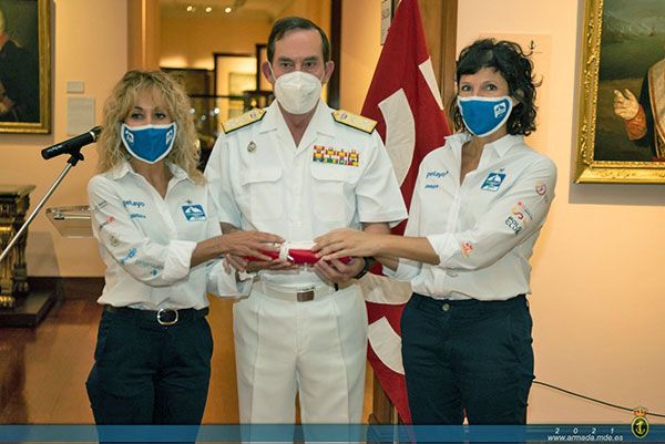 La enseña nacional a las participantes de la 7ª edición del Reto “Pelayo Vida” contra el cáncer de mama en el Museo Naval de Madrid en la sala “Marina Científica” - 3, Foto 3
