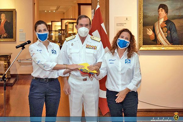 La enseña nacional a las participantes de la 7ª edición del Reto “Pelayo Vida” contra el cáncer de mama en el Museo Naval de Madrid en la sala “Marina Científica” - 4, Foto 4