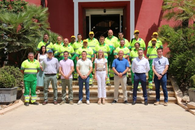 El Ayuntamiento de Alhama pone en marcha el nuevo servicio de recogida de residuos y limpieza viaria, Foto 1