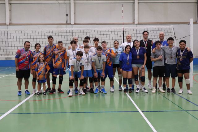 El torneo ´Voleibol en familia´ sigue creciendo y reúne a un centenar de participantes en el pabellón de Las Alamedas - 1, Foto 1