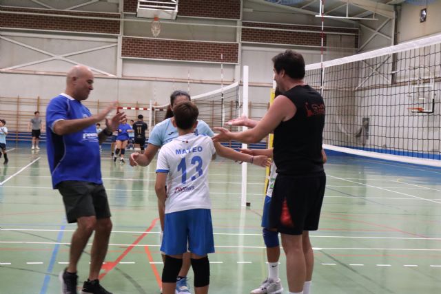 El torneo ´Voleibol en familia´ sigue creciendo y reúne a un centenar de participantes en el pabellón de Las Alamedas - 2, Foto 2