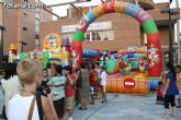 Numerosos niños y niñas se divierten con las actividades infantiles e hinchables en la plaza de la Balsa Vieja - 1