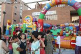 Numerosos niños y niñas se divierten con las actividades infantiles e hinchables en la plaza de la Balsa Vieja - 2