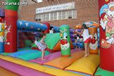Numerosos niños y niñas se divierten con las actividades infantiles e hinchables en la plaza de la Balsa Vieja - 3